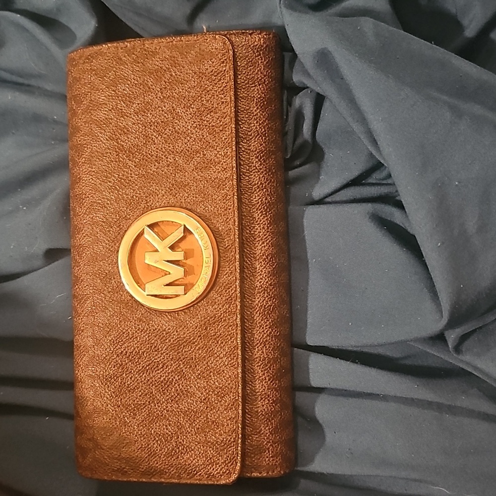 Stunning Michael Kors zip wallet. Fulton